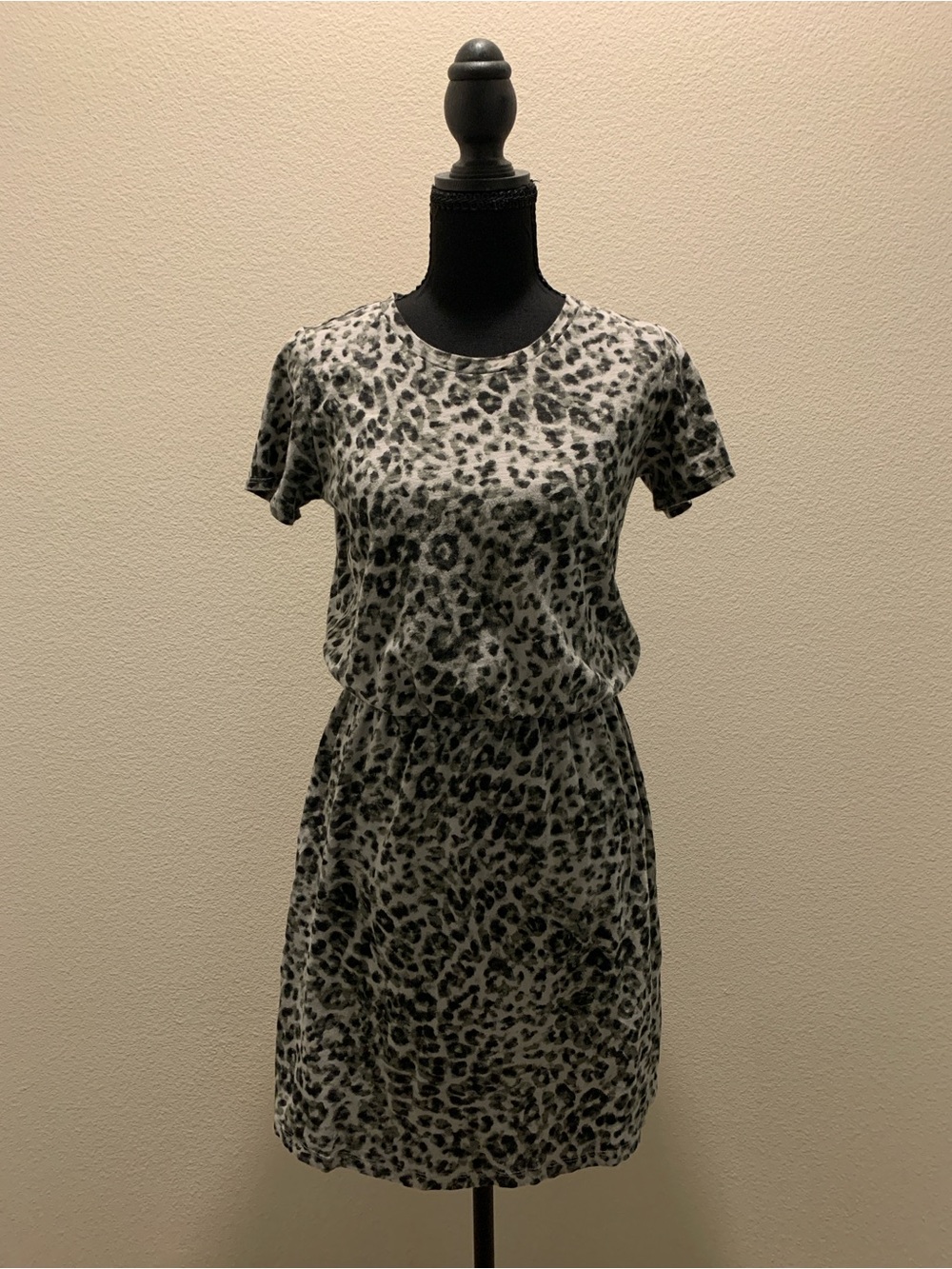 Old Navy 100% Cotton Gray and Black Leopard-Print Short Sleeve Dress (Size XS)